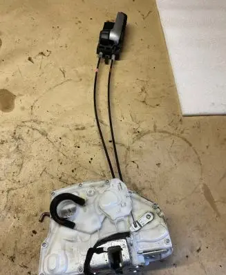 Suzuki SX4 Front door lock 