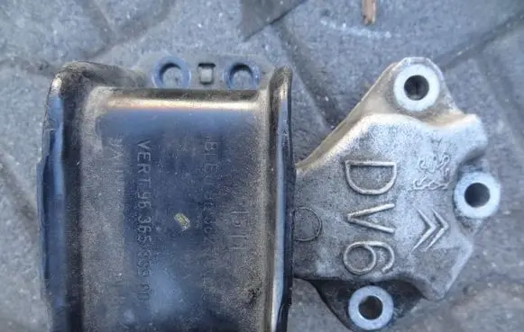 Engine mount vacuum valve
