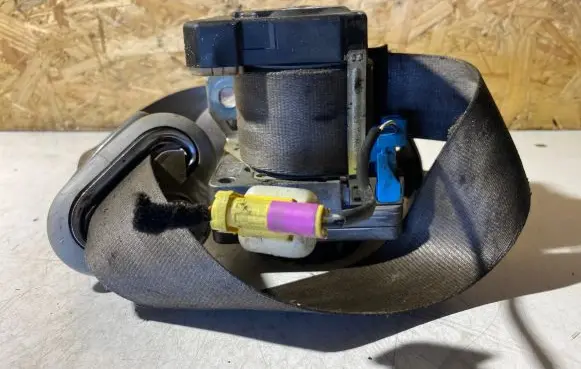 Volkswagen Golf IV Front seatbelt C00064684