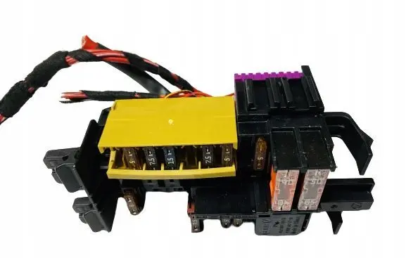 Mercedes-Benz C W205 Relay mounting block 