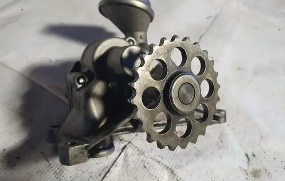Mercedes-Benz C W203 Oil pump 6061810801 R6041810520