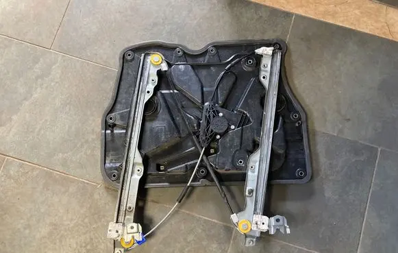 Nissan X-Trail T31 Front door window regulator with motor 80731EH100 0620403020 80775JG