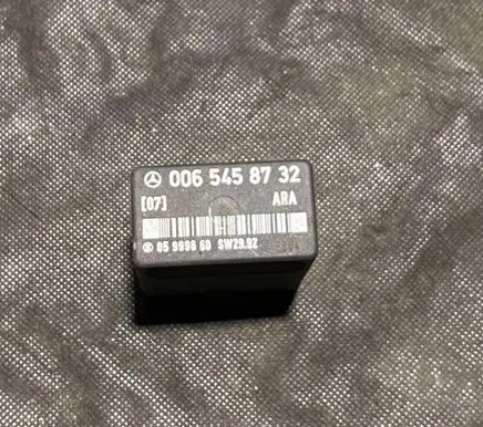 Mercedes-Benz E W124 Fuel pump relay 0065458732 05999660 SW2992
