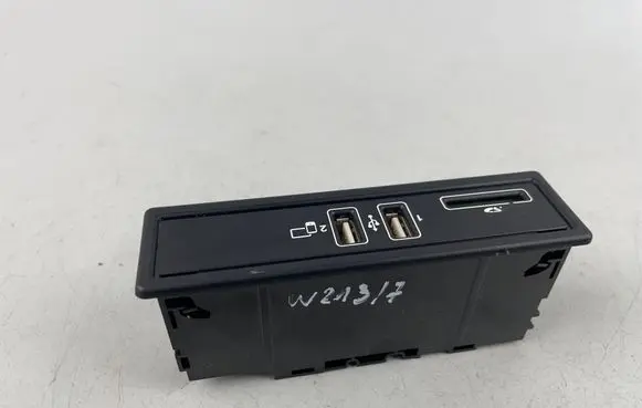 Mercedes-Benz E W213 USB socket connector A2138200400