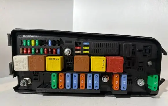 Opel Signum Fuse module 13205799 519178008