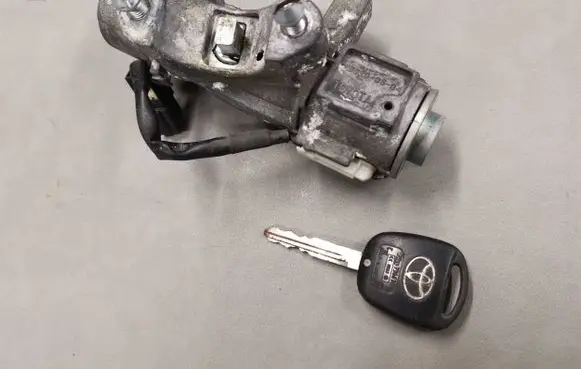Toyota Avensis T250 Ignition lock N0501517