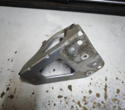 Audi A6 S6 C6 4F Fender mounting bracket 4F0821136A