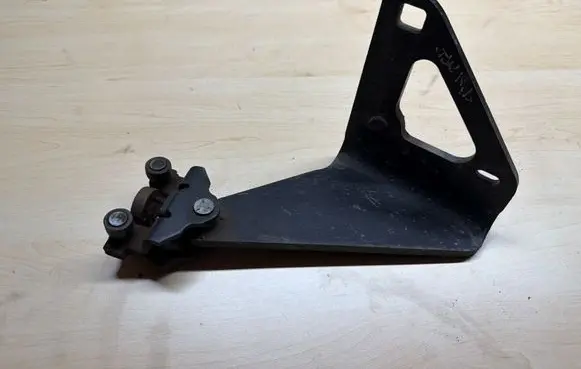Opel Vivaro Sliding door lower roller guide/hinge 745965439R