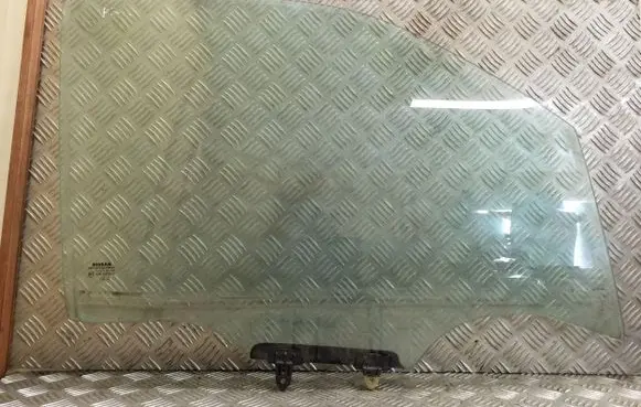 Nissan Navara D40 Front door window glass four-door 43R000016