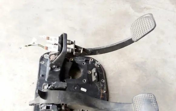 Iveco Daily 35 - 40.10 Clutch pedal 504068713