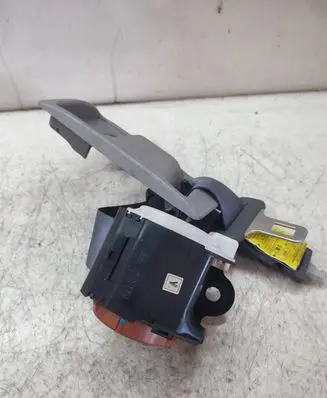 Toyota Land Cruiser (J120) Rear seatbelt 