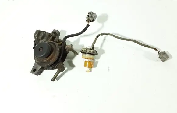 Toyota Avensis T220 Fuel filter housing 