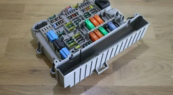 BMW 1 E81 E87 Fuse module 6906621