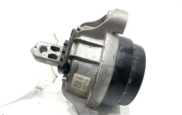 Engine mount vacuum valve