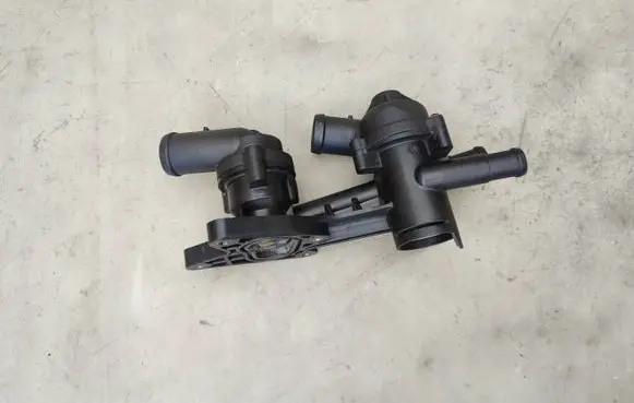 Thermostat/thermostat housing
