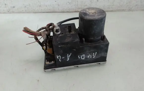 Audi A4 S4 B5 8D Central locking vacuum pump 8L0862257E