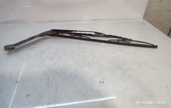 Rear wiper blade arm