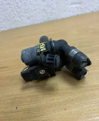 Mercedes-Benz E W210 Coolant heater control valve 0235451628 D8323