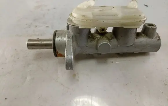 Mitsubishi Grandis Master brake cylinder