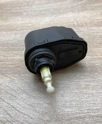 Volkswagen Golf III Headlight level adjustment motor 1H0941295 00437547