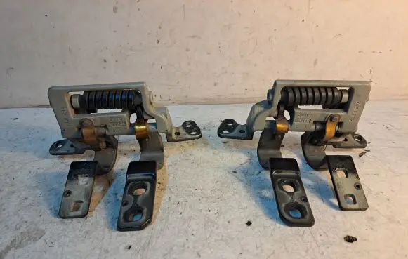 BMW 5 E60 E61 Tailgate/trunk/boot hinge 7061384 7061383