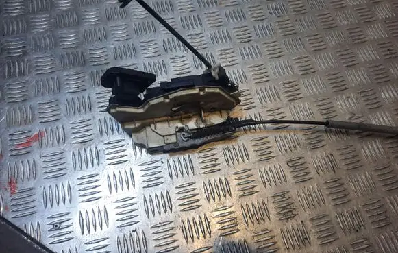 Volkswagen Jetta VI Rear door lock 5K4839010P