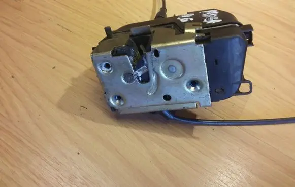 Nissan Primera Rear door lock 250070