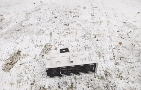 Passenger airbag on/off switch