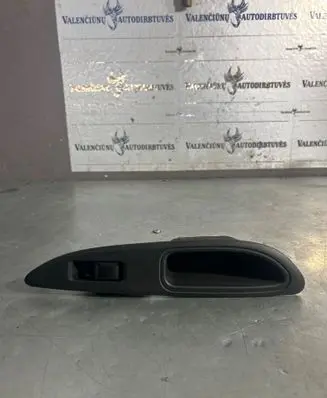 Nissan Primera Electric window control switch 82961AV760