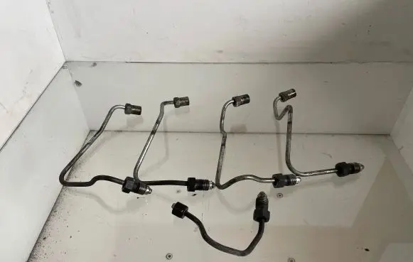 Fuel injector supply line/pipe