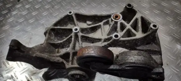 Volkswagen PASSAT B5 Engine mounting bracket
