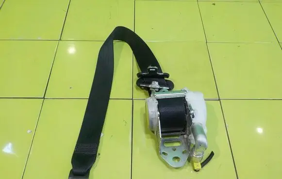Toyota iQ Front seatbelt 7R8810P BEZPIECZENSTWA