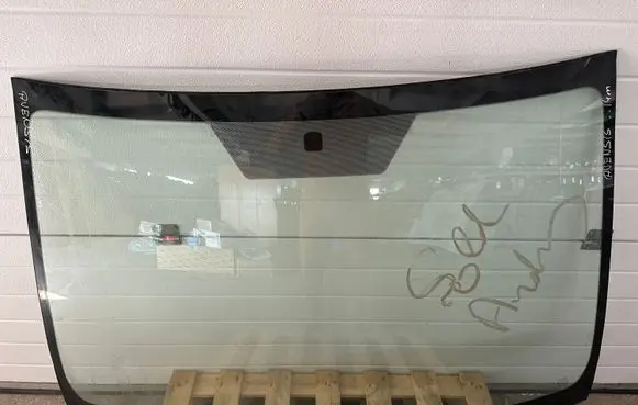 Toyota Avensis T270 Front windscreen/windshield window 