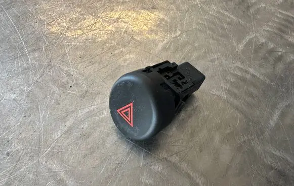 Nissan Juke I F15 Hazard light switch