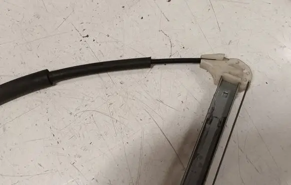 Mazda 5 Rear window lifting mechanism without motor