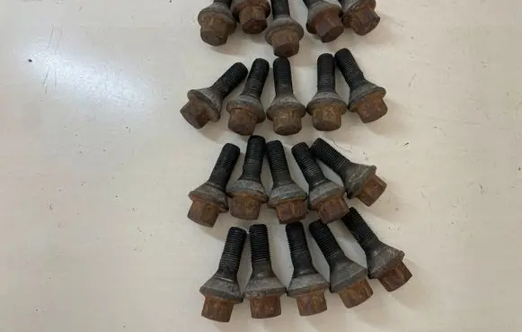 Opel Vivaro Nuts/bolts 