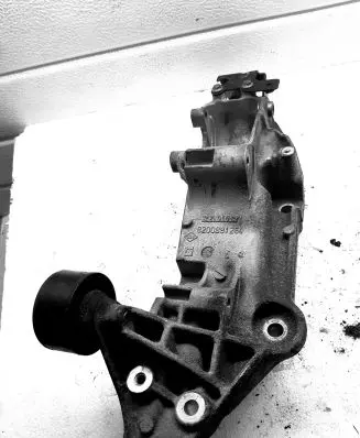 Renault Scenic III - Grand scenic III Generator/alternator bracket 8200881264