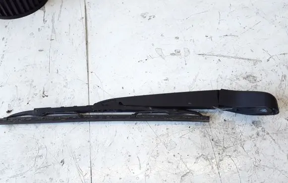 Rear wiper blade arm