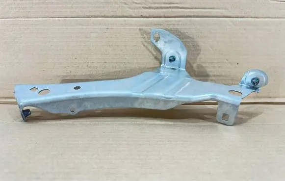 Ford Focus Fender mounting bracket JX7B-A16018-AD JX7B-A16018