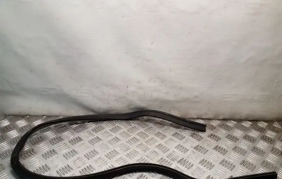Volkswagen Tiguan Engine compartment rubber 