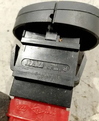 Renault Megane I Hazard light switch 8200000305