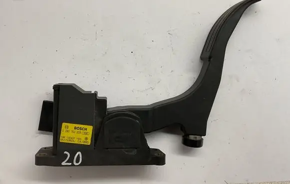 Accelerator throttle pedal