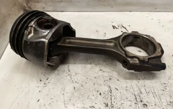 Hyundai Tucson JM Piston with connecting rod