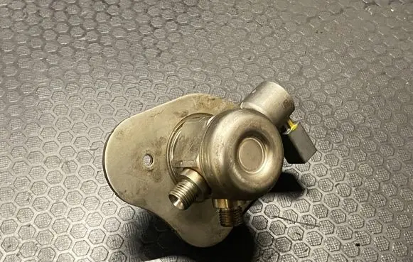 BMW 1 E81 E87 Fuel injection high pressure pump 7562473 0261520041 1000955088