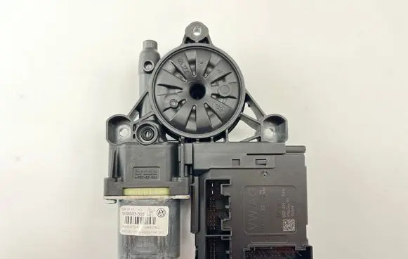 Volkswagen PASSAT B7 Front door window regulator motor 3AA959702A