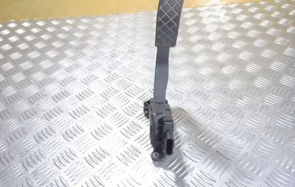 Volkswagen Jetta VI Accelerator throttle pedal 8K1723523