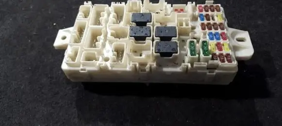 Toyota Avensis T220 Fuse box set acv31212m07