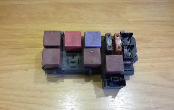 Renault Scenic I Fuse module 7703297193