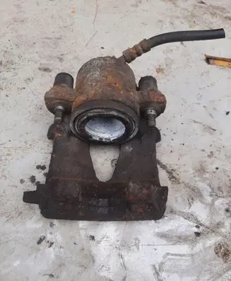 Volkswagen Polo IV 9N3 Front brake caliper