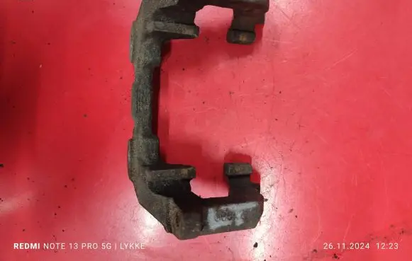 Mercedes-Benz C W204 Brake caliper pad carrier rear jarzmo